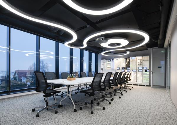 Modulare LED-Module für offene Büroflächen und Meetingbereiche